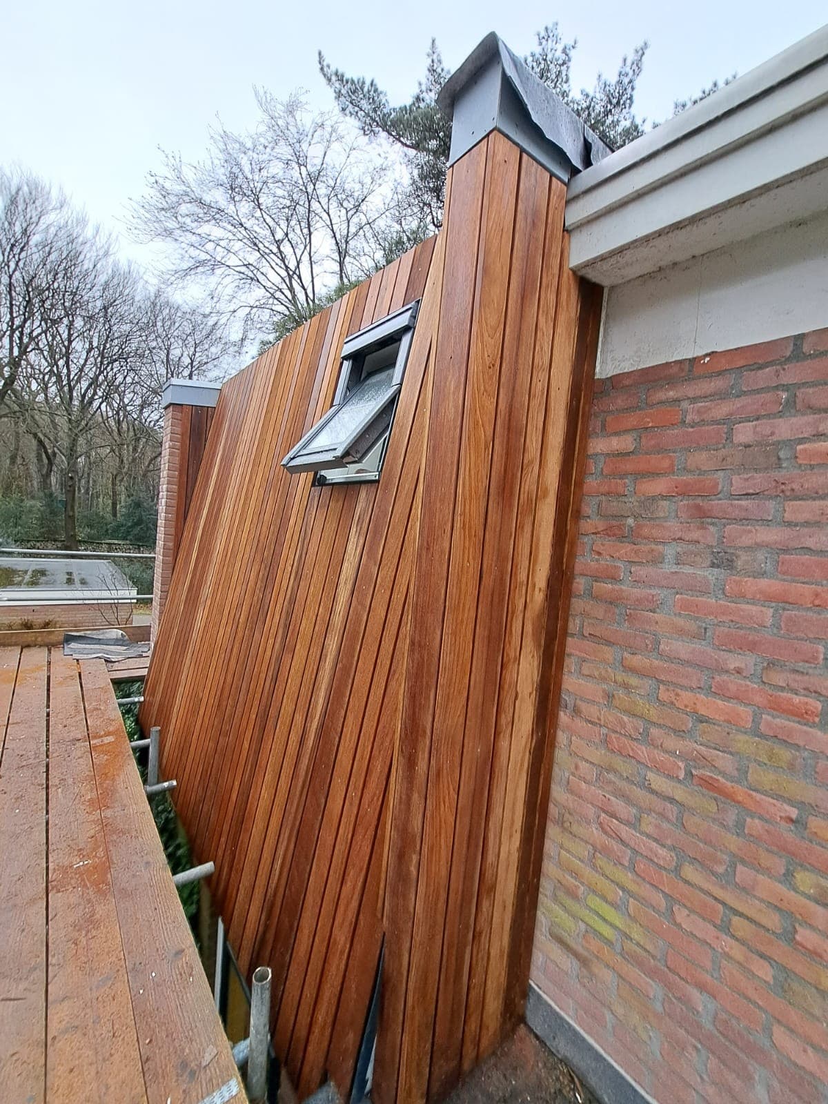 Houten gevelbekleding van de opbouw, Bloemendaal