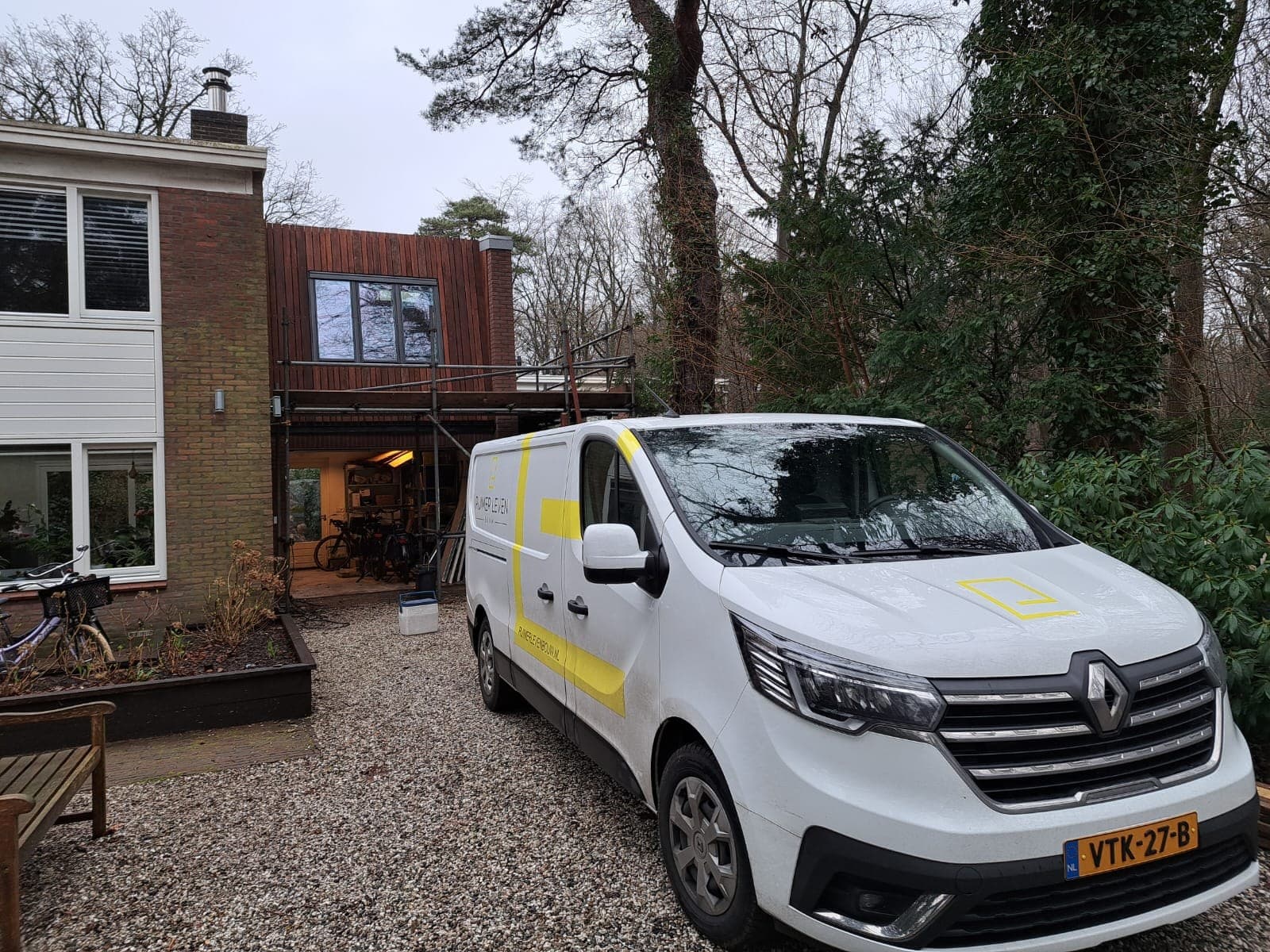Voorzijde van de woning met de bus van Ruimer Leven Bouw, Bloemendaal