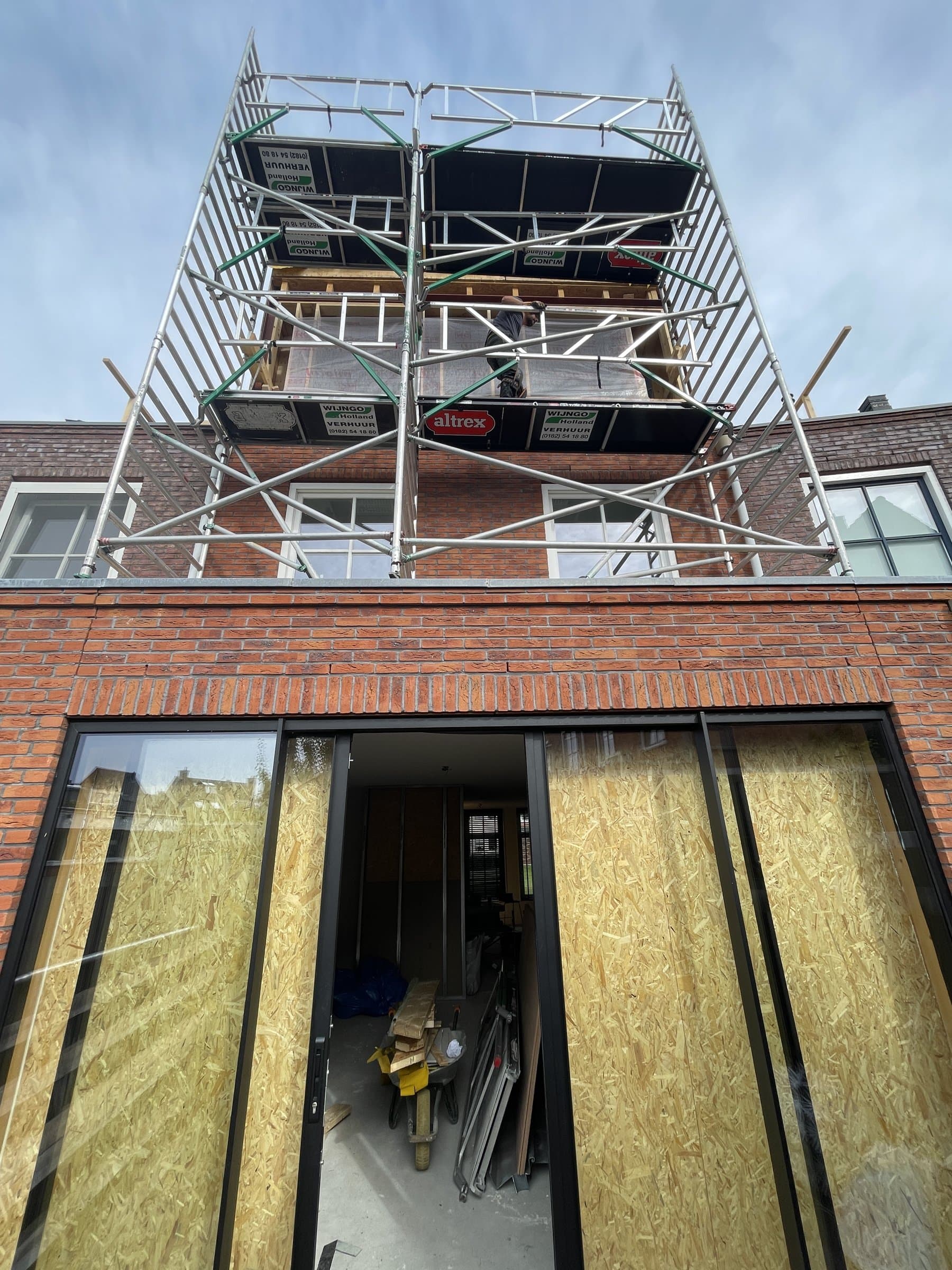 Achtergevel met nieuwe puien tijdens de bouw, Vleuten