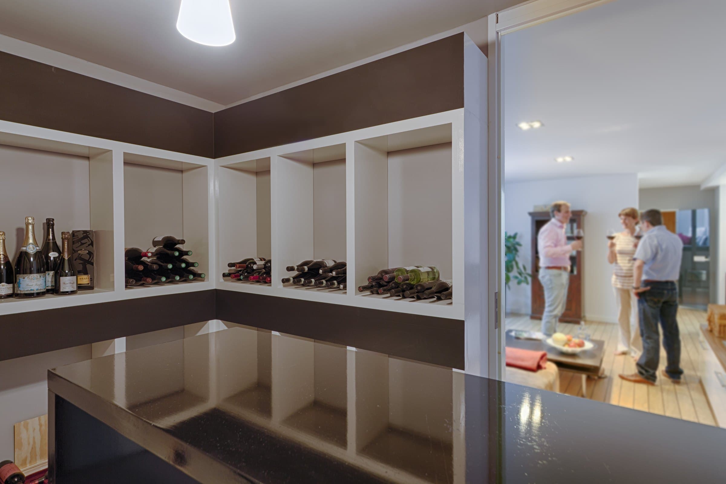 Wijnkamer met maatwerk vakken in de kelder, Vleuten