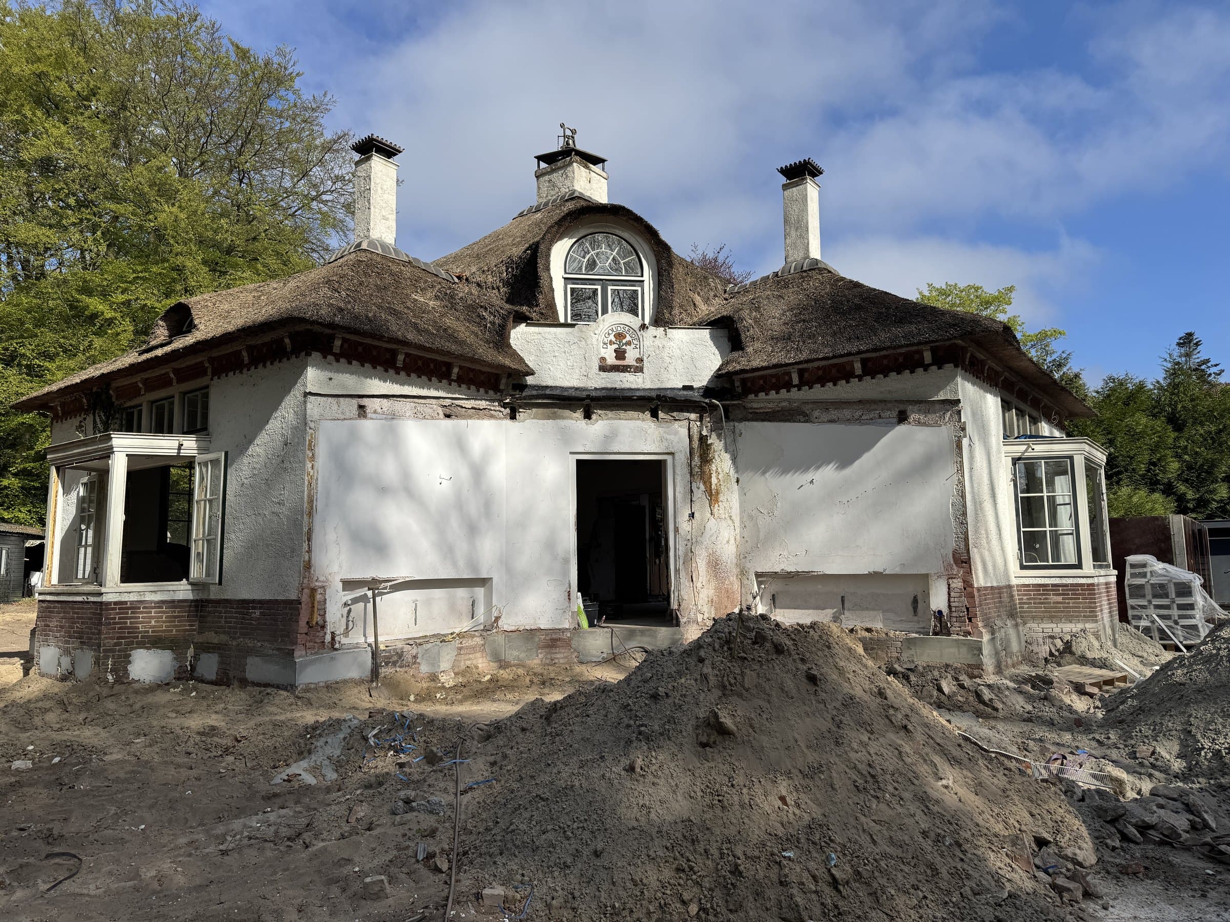 Het monumentale deel tijdens de bouw, gestript tot de basis