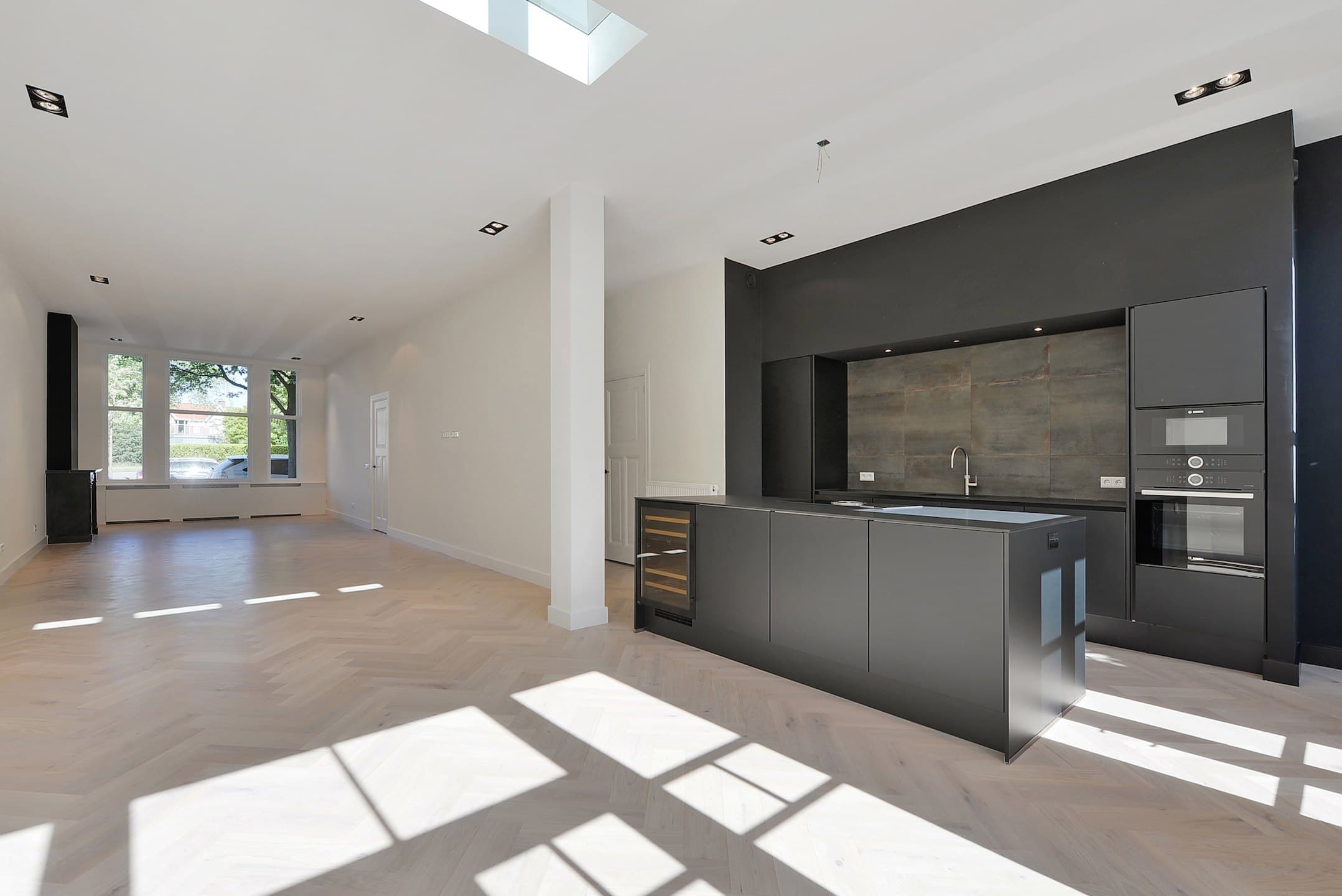 Open begane grond met keuken en visgraatvloer, Den Haag