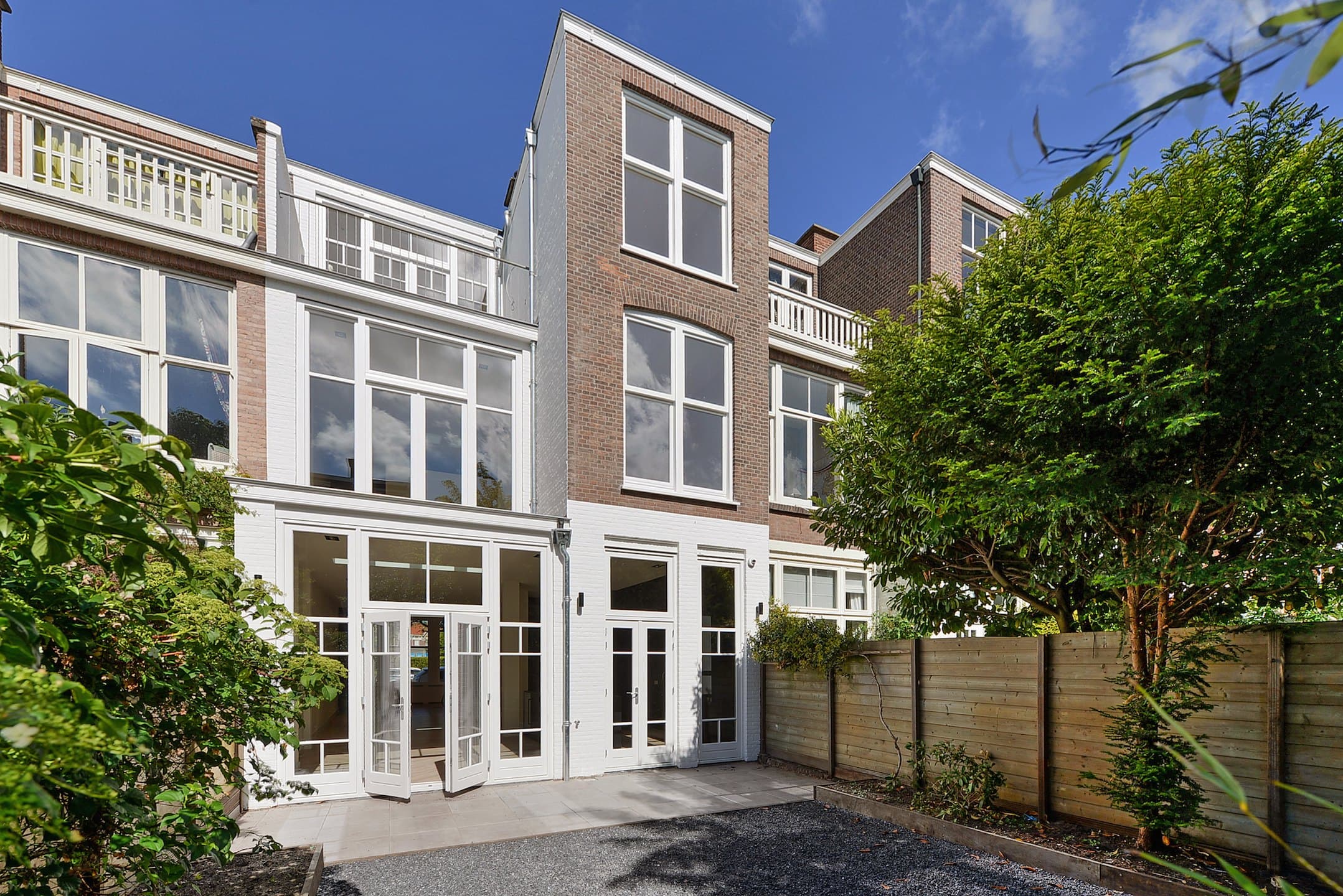 Achtergevel met nieuwe openslaande deuren aan de tuin, Den Haag