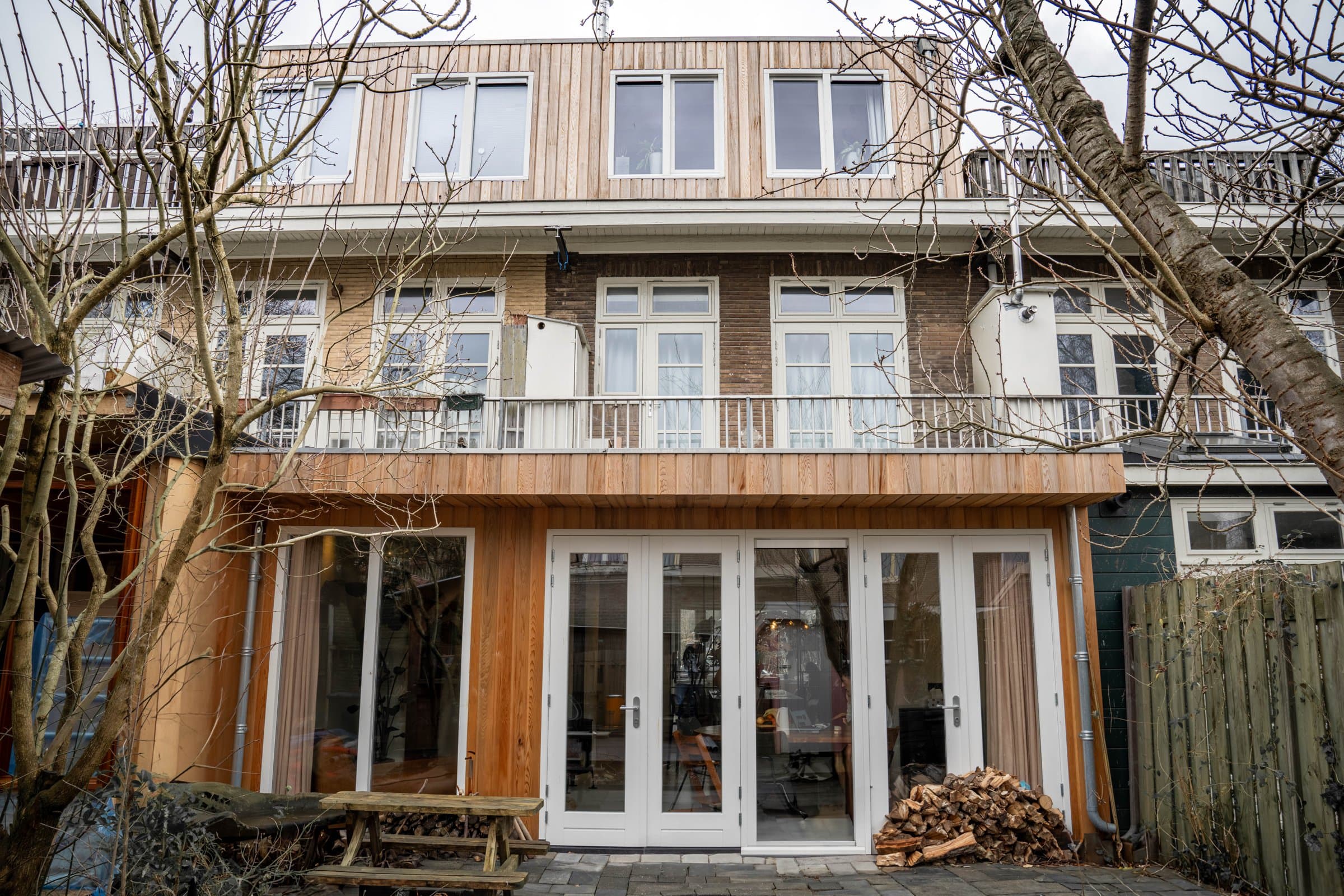 Achtergevel met uitbouw en nieuwe laag in larikshout, Amsterdam