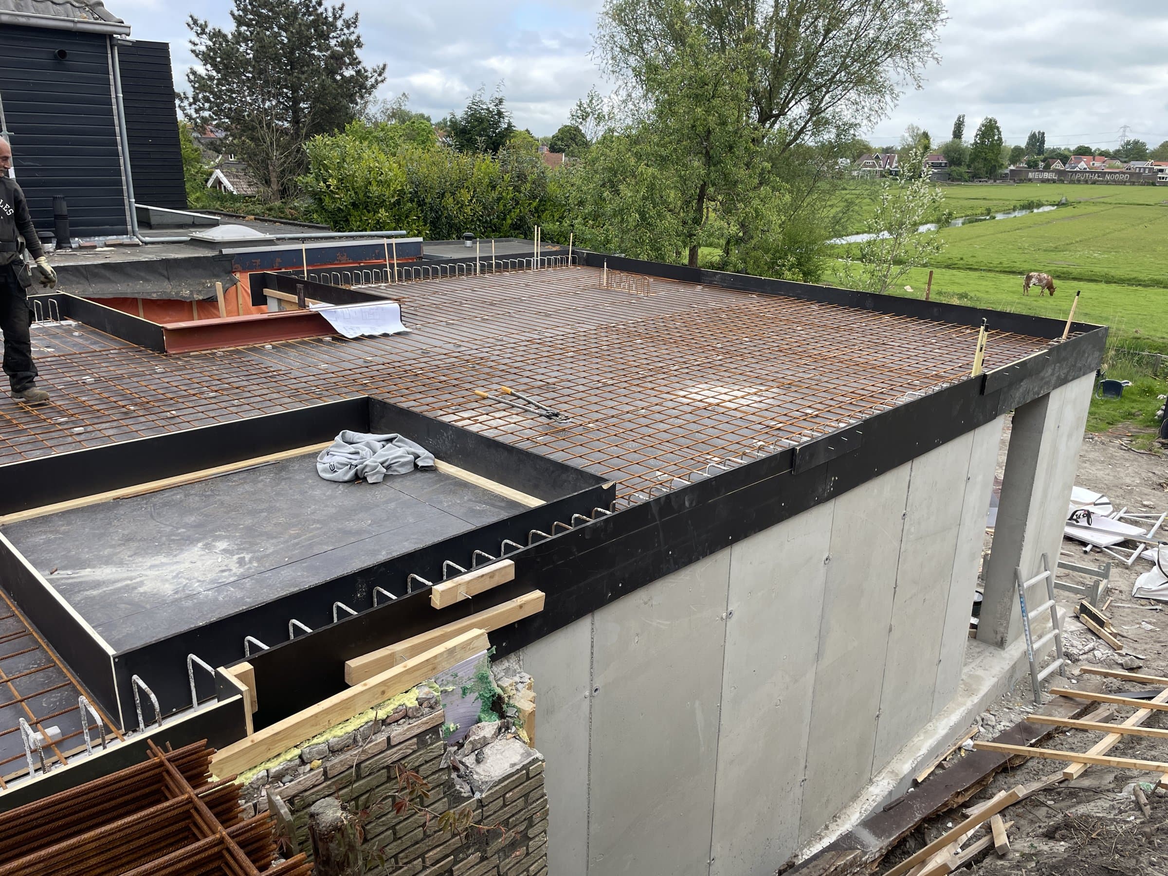 Betonnen onderbouw in de dijk met uitzicht over de polder, Amsterdam