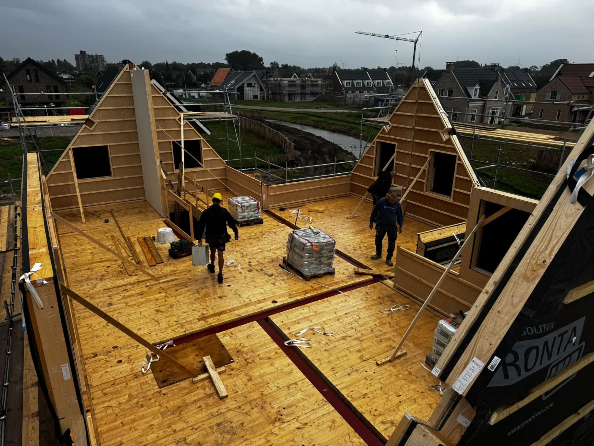 De ploeg aan het werk op de houtskeletvloer van een nieuwe villa