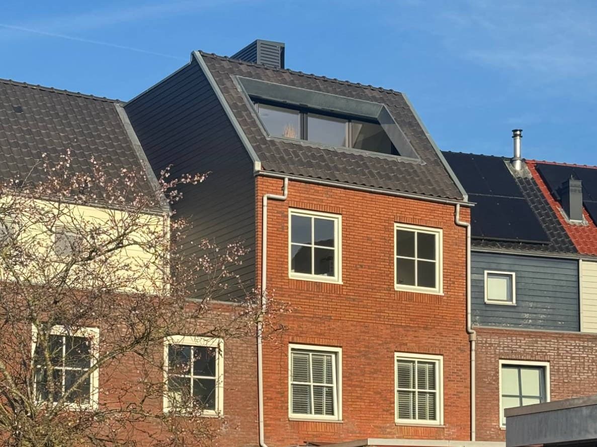 Dakopbouw in Vleuten: de nieuwe verdieping met loggia en de opgemetselde achtergevel