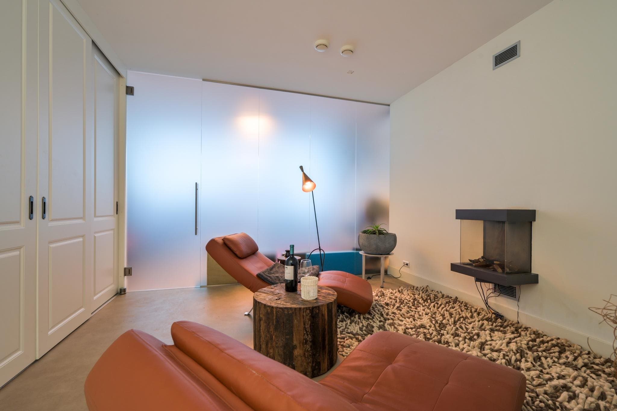 Loungeruimte met ligstoelen in de afgebouwde kelder, Maarssen