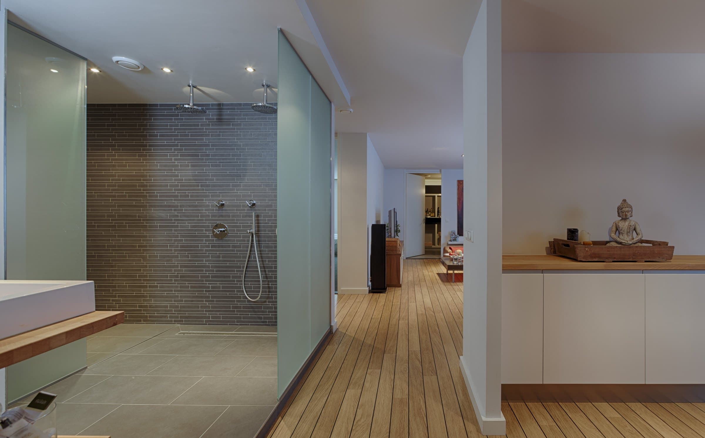 Badkamer met inloopdouche achter matglas in de afgebouwde kelder, Vleuten