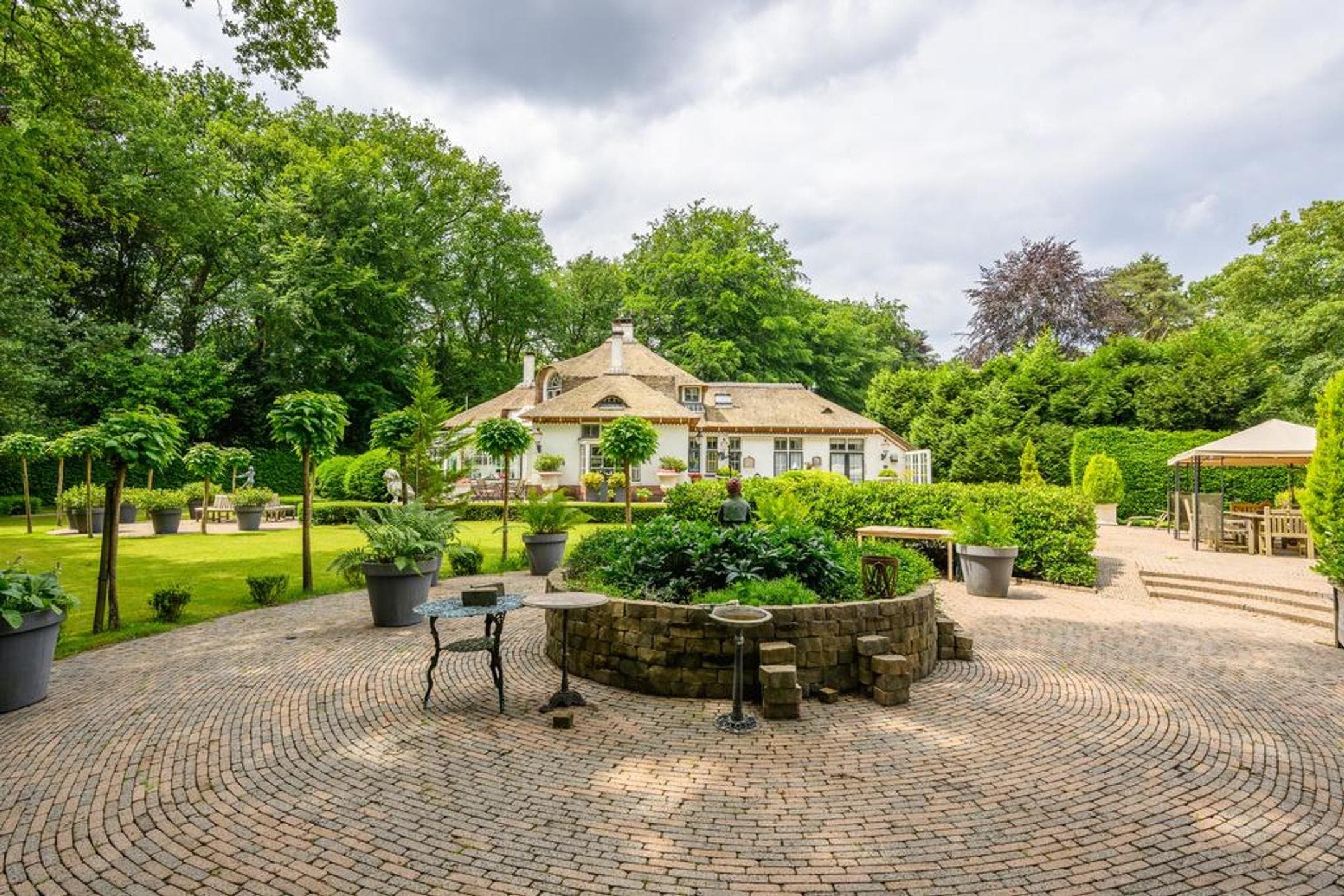 De monumentale villa in Blaricum voor de verbouwing, met de tuin ervoor