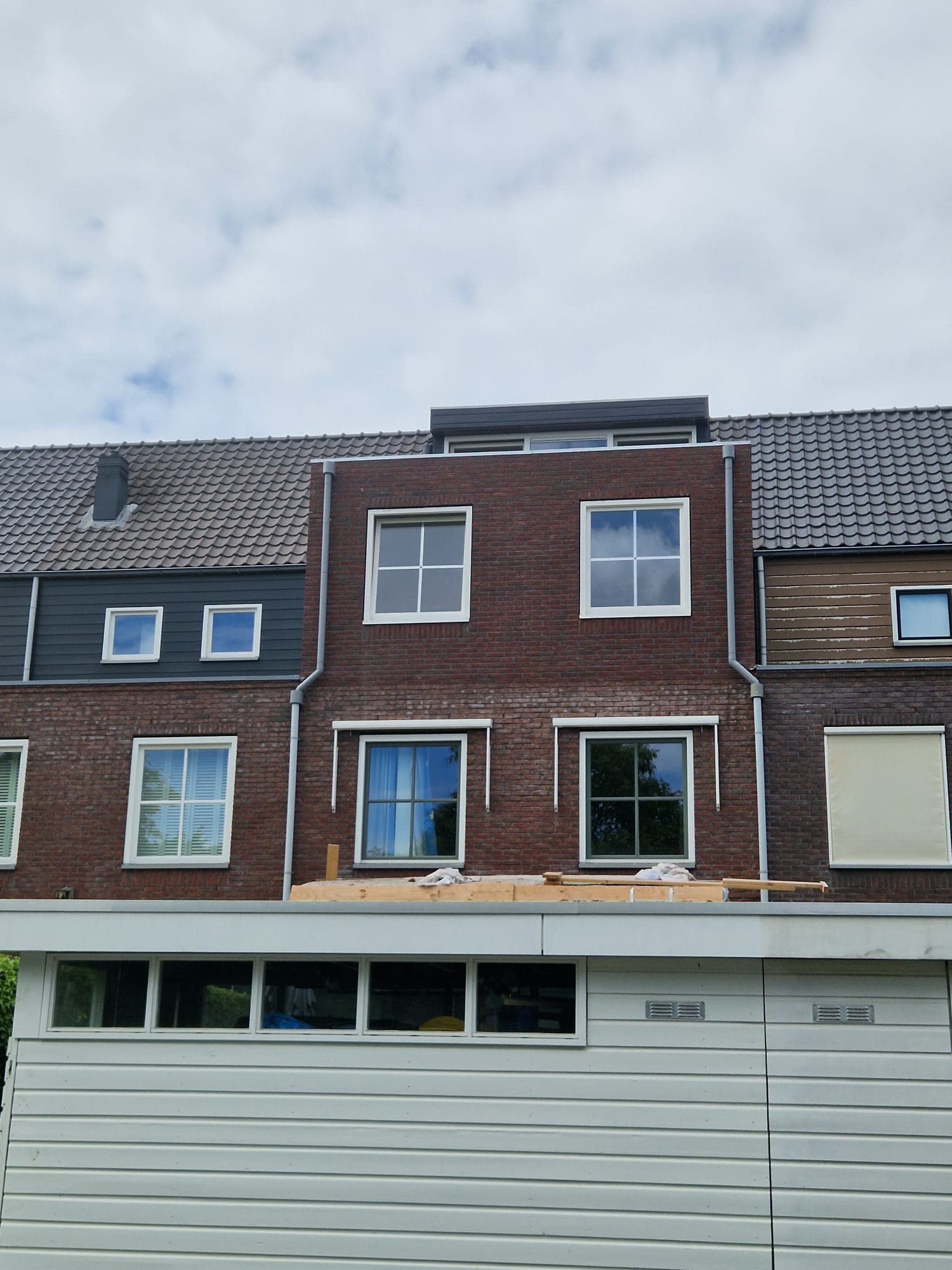 Nieuwe achtergevel met opbouw en dakkapel, in aanbouw